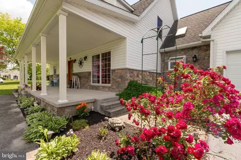 375 Meadowlark Ln, Berkeley Springs, WV 25411