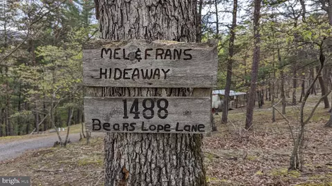 1488 Bears Lope Rd, Great Cacapon, WV 25422