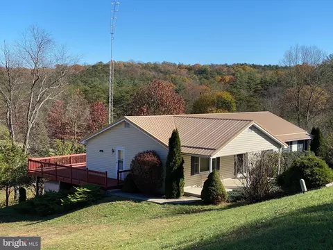 19 Petunia Ln, Berkeley Springs, WV 25411