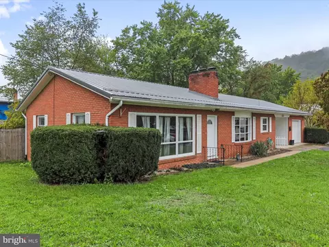 31 S John St, Berkeley Springs, WV 25411