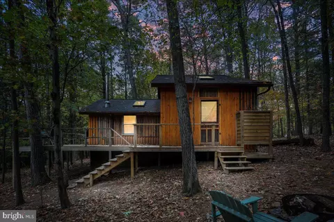 294 Mill Farm Trl, Berkeley Springs, WV 25411