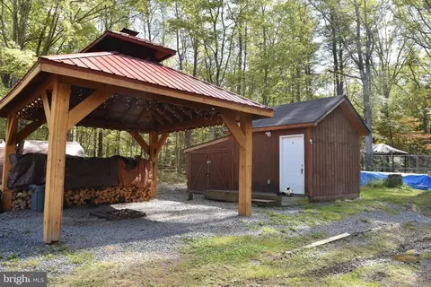 499 Oliver Ln, Great Cacapon, WV 25422