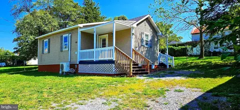 18 Eisenhower St, Berkeley Springs, WV 25411