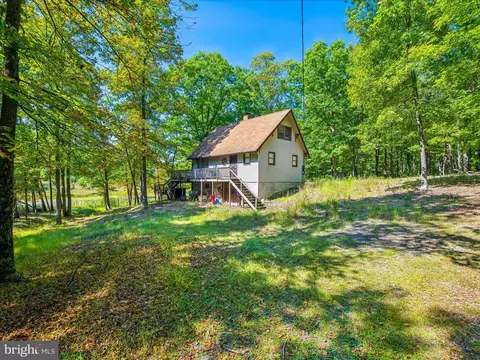 584 Pine Grove Rd, Berkeley Springs, WV 25411
