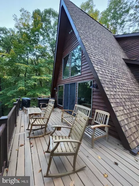 346 Bobcat Dr, Berkeley Springs, WV 25411