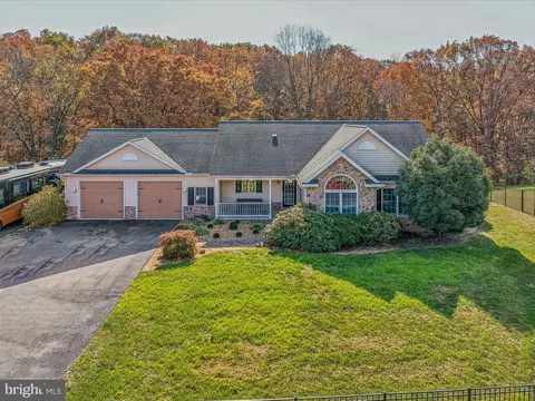 469 Meadowlark Ln, Berkeley Springs, WV 25411