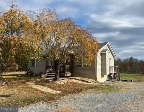 10 Blossom Ter, Berkeley Springs, WV 25411