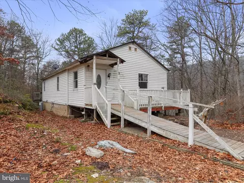 1049 Johnny Cake Rd, Great Cacapon, WV 25422