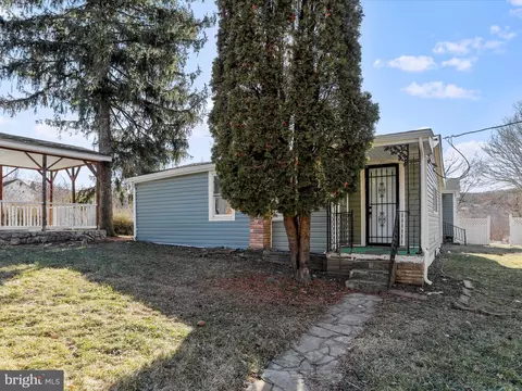 32 Bullett Aly, Paw Paw, WV 25434