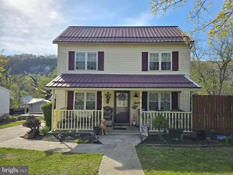 749 Harrison Ave, Berkeley Springs, WV 25411