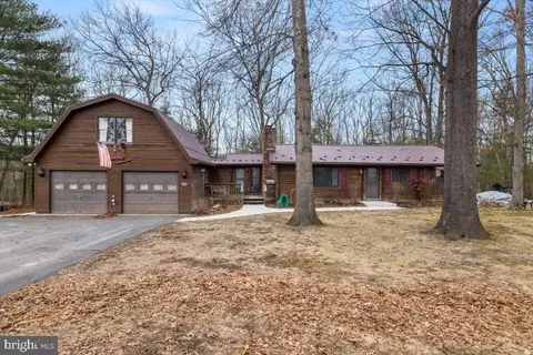 422 Clearfield Dr, Berkeley Springs, WV 25411