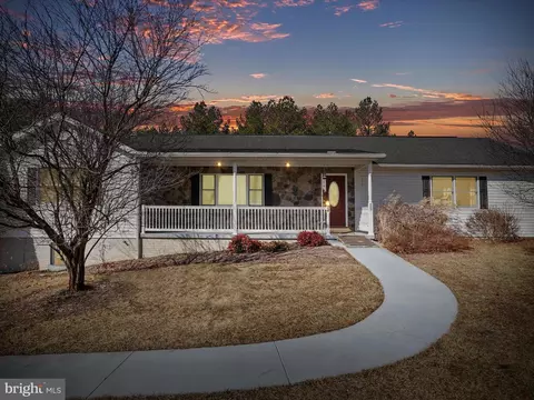 16 Fairview Oaks Ln, Berkeley Springs, WV 25411