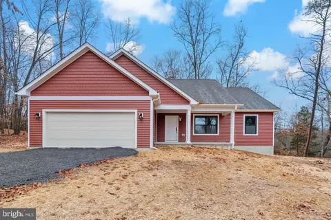 8 Bobbi Ct # E, Berkeley Springs, WV 25411