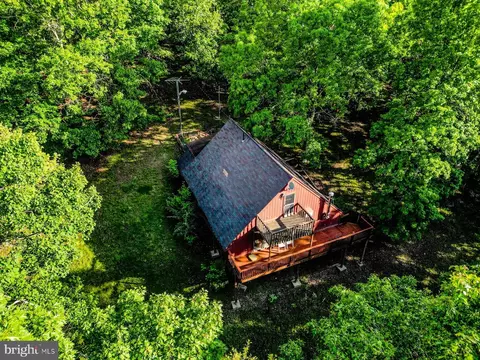 843 Cedar Run Ln, Great Cacapon, WV 25422