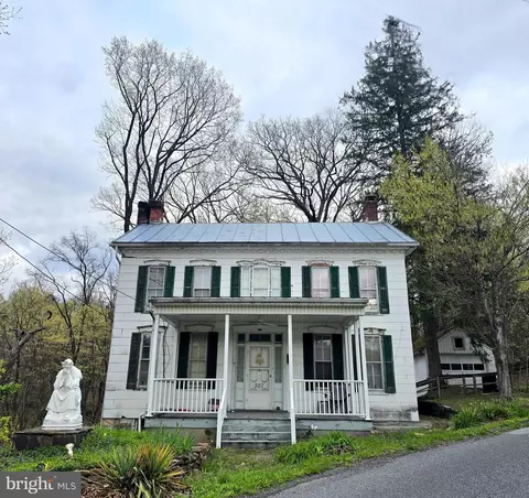 307 Fairfax St, Berkeley Springs, WV 25411