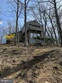 3 Lee Cir, Berkeley Springs, WV 25411