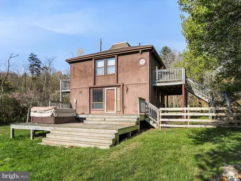 55 Pioneer Trl, Great Cacapon, WV 25422