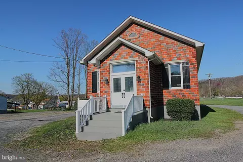 577 Winchester St, Paw Paw, WV 25434