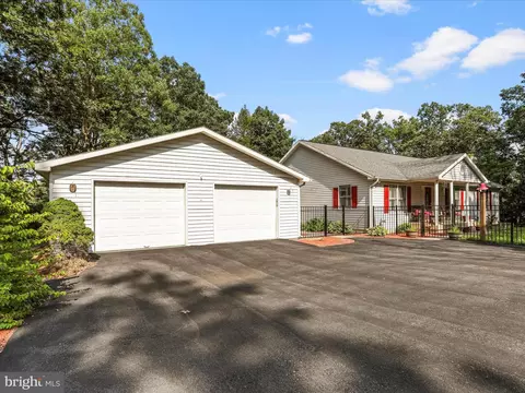 10 Winnipeg Ln, Hedgesville, WV 25427