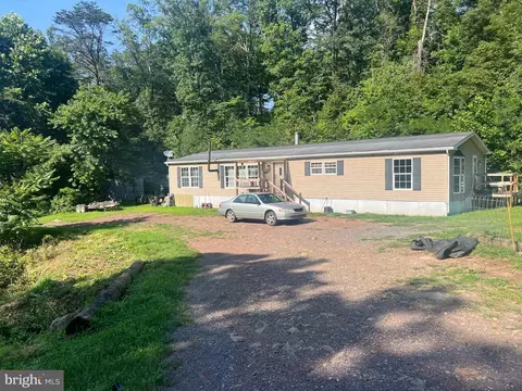 967 Winchester St, Paw Paw, WV 25434
