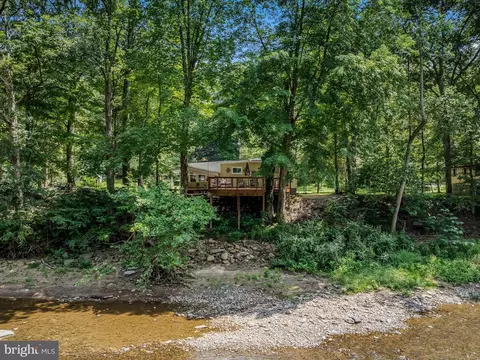 1294 Golliday Ln, Great Cacapon, WV 25422