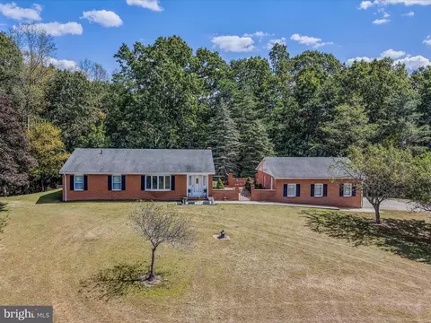 350 Skytop Ln, Berkeley Springs, WV 25411