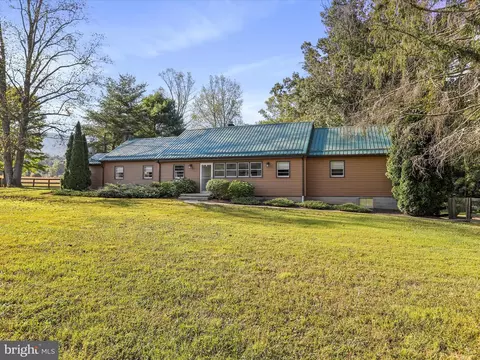 25 Millhaven Ln, Berkeley Springs, WV 25411