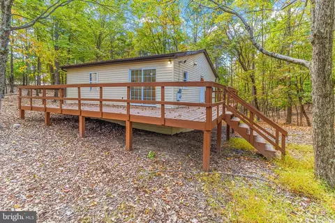 33 Maple Ln, Berkeley Springs, WV 25411