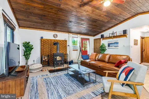 63 Bridesburg Ln, Great Cacapon, WV 25422