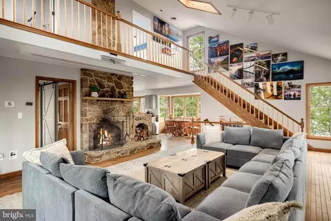 170 Cardinal Ln, Berkeley Springs, WV 25411