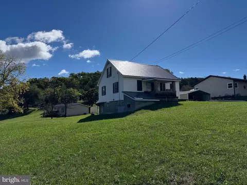 830 Harrison Ave, Berkeley Springs, WV 25411 photo 3