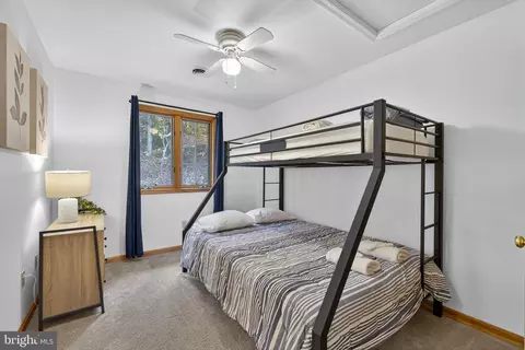 Bedroom - 537 Bobcat Dr, Berkeley Springs, WV 25411 photo 4 of 16