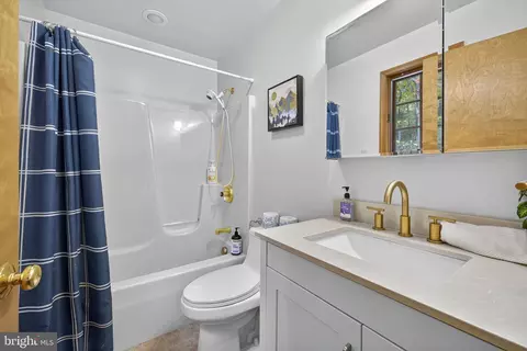 Bath - 537 Bobcat Dr, Berkeley Springs, WV 25411 photo 4 of 7