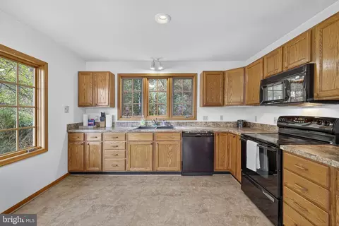 Kitchen - 537 Bobcat Dr, Berkeley Springs, WV 25411 photo 5 of 5
