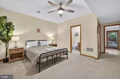 Bedroom - 537 Bobcat Dr, Berkeley Springs, WV 25411 photo 15 of 16