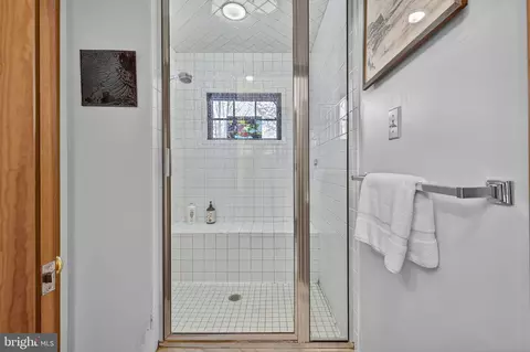 Bath - 537 Bobcat Dr, Berkeley Springs, WV 25411 photo 6 of 7