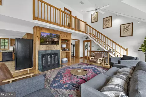 Living - 537 Bobcat Dr, Berkeley Springs, WV 25411 photo 2 of 3