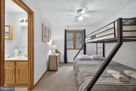 Bedroom - 537 Bobcat Dr, Berkeley Springs, WV 25411 photo 5 of 16