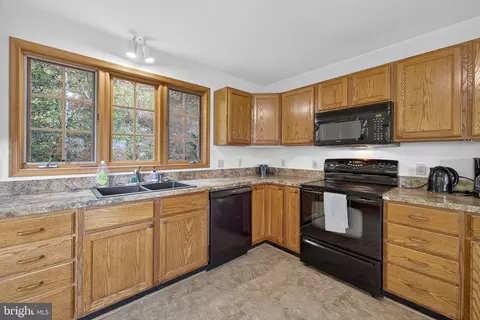Kitchen - 537 Bobcat Dr, Berkeley Springs, WV 25411 photo 4 of 5