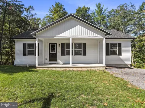 957 Longview Dr, Berkeley Springs, WV 25411