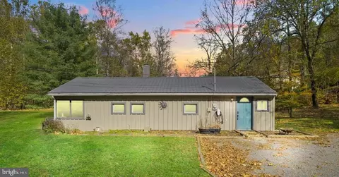 17 Peaceful Pl, Great Cacapon, WV 25422
