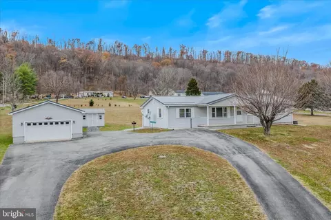28 Gray Ridge Ln, Berkeley Springs, WV 25411