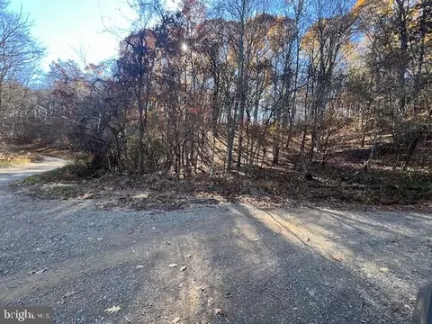 Runaway Court, Berkeley Springs, WV 25411