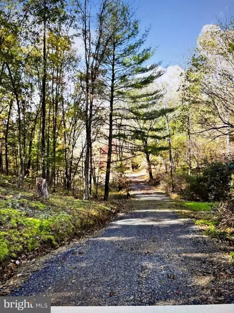 240 Jewel Ln, Berkeley Springs, WV 25411