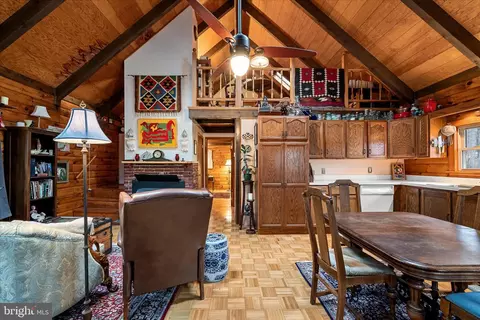 249 Crestview Ln, Berkeley Springs, WV 25411 photo 4