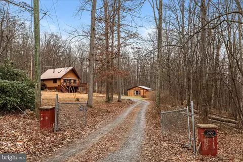 249 Crestview Ln, Berkeley Springs, WV 25411 photo 2