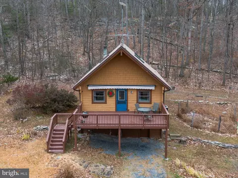 249 Crestview Ln, Berkeley Springs, WV 25411