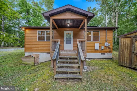 722 Oak Hill Rd, Berkeley Springs, WV 25411