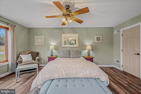 Bedroom - 1636 Eckerd Ln, Berkeley Springs, WV 25411 photo 2 of 10