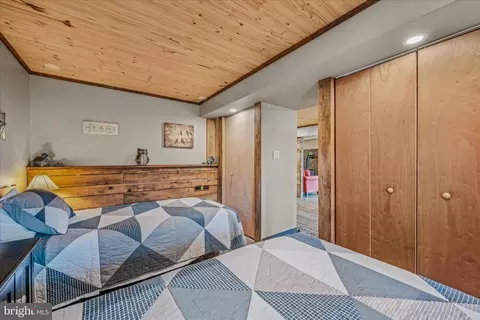 Bedroom - 1636 Eckerd Ln, Berkeley Springs, WV 25411 photo 8 of 10